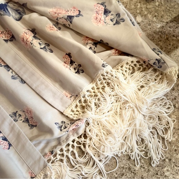 Vintage Floral Kimono with Fringe - Abercrombie & Fitch - Size OS ⭐🌺 - Picture 9 of 12